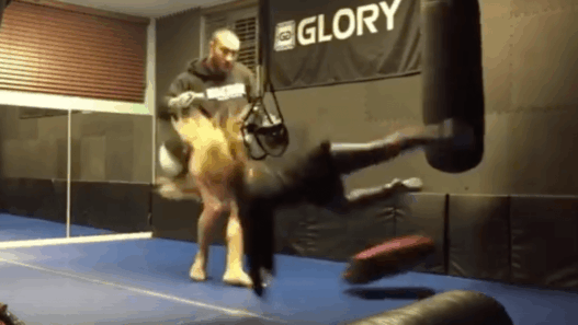 Richard « Maximus » Abraham démonte une gamine à l’entraînement