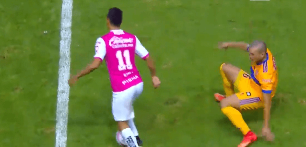 Andrés Andrade ruine le défenseur adverse, qui pète un plomb