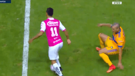 Andrés Andrade ruine le défenseur adverse, qui pète un plomb