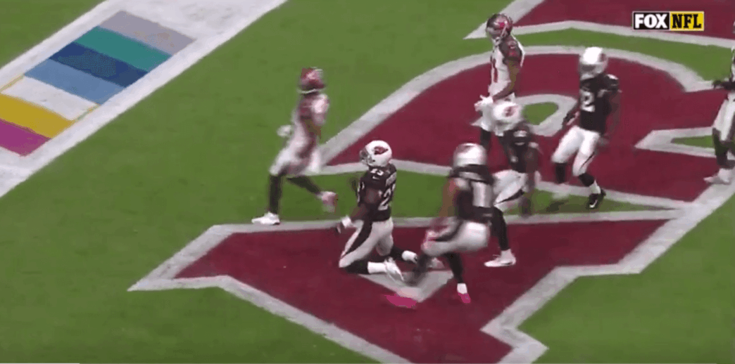 Sur son premier drive avec les Cardinals, Adrian Peterson claque un touchdown de 27 yards