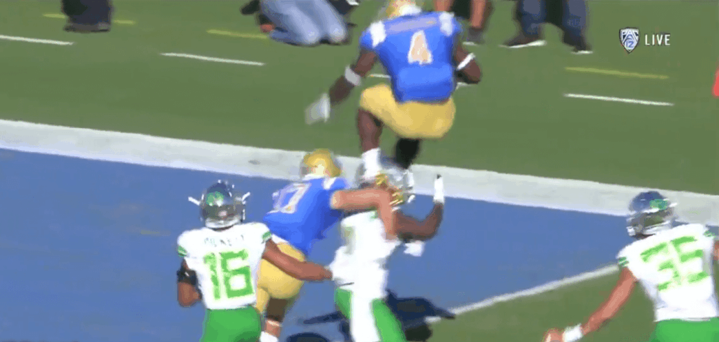 Bolu Olorunfunmi marche littéralement sur le défenseur pour le touchdown