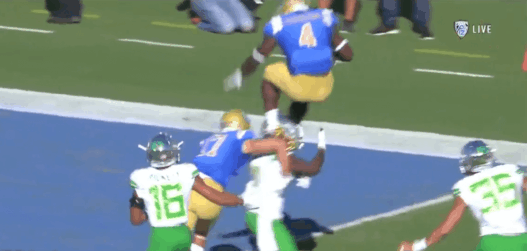 Bolu Olorunfunmi marche littéralement sur le défenseur pour le touchdown