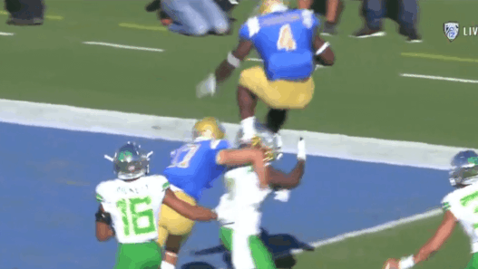 Bolu Olorunfunmi marche littéralement sur le défenseur pour le touchdown