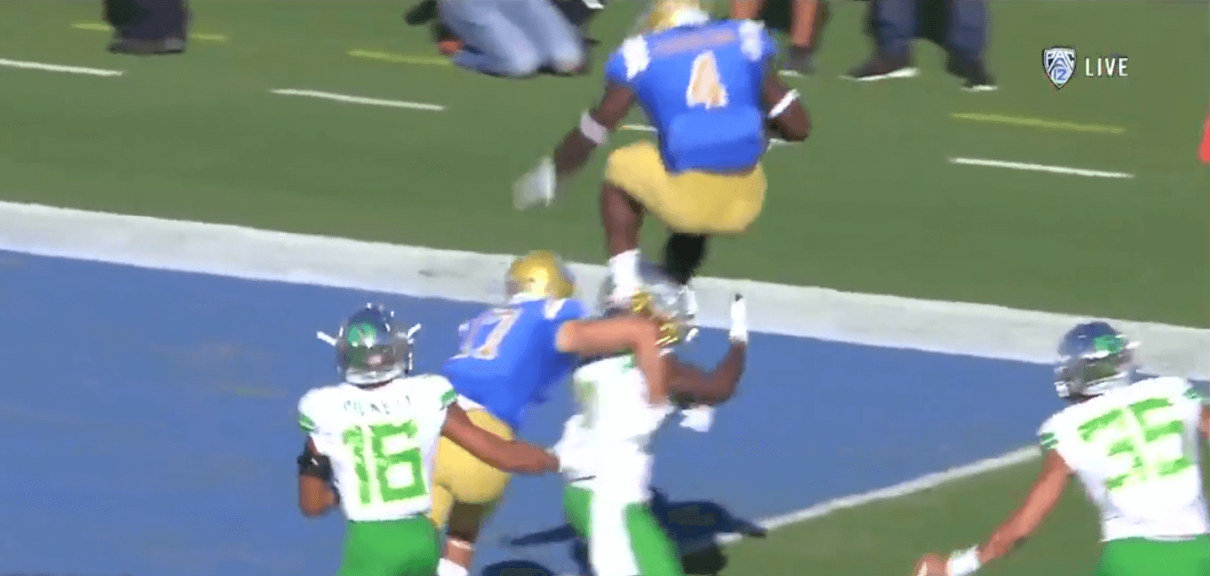 Bolu Olorunfunmi marche littéralement sur le défenseur pour le touchdown