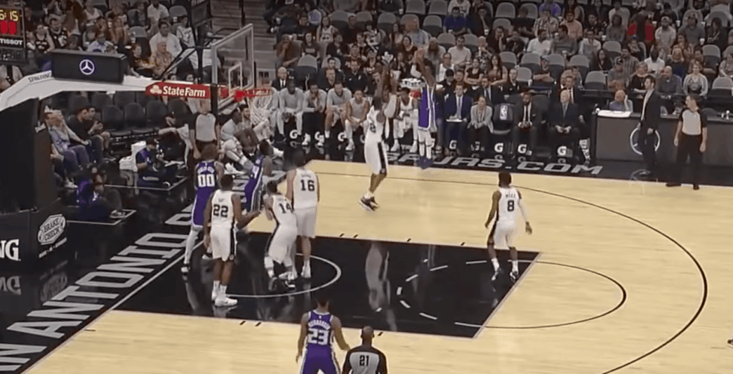 De’Aaron Fox célèbre son trois-points avant qu’il ne rentre