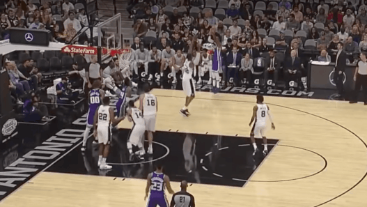 De’Aaron Fox célèbre son trois-points avant qu’il ne rentre