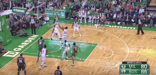 Giannis Antetokounmpo sur Aron Baynes