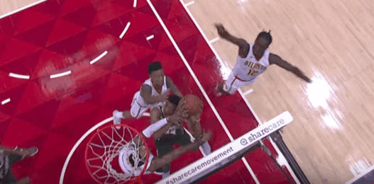 Giannis Antetokounmpo trois joueurs Hawks