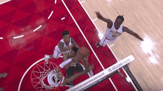 Giannis Antetokounmpo trois joueurs Hawks