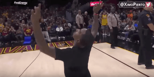 JR Smith tape un tir du milieu de terrain et fait sa célébration fétiche