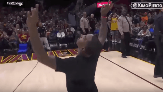 JR Smith tape un tir du milieu de terrain et fait sa célébration fétiche