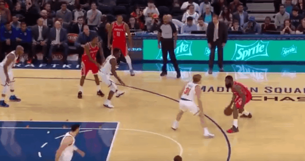 James Harden se croit dans 2K et fait une démonstration à Ron Baker