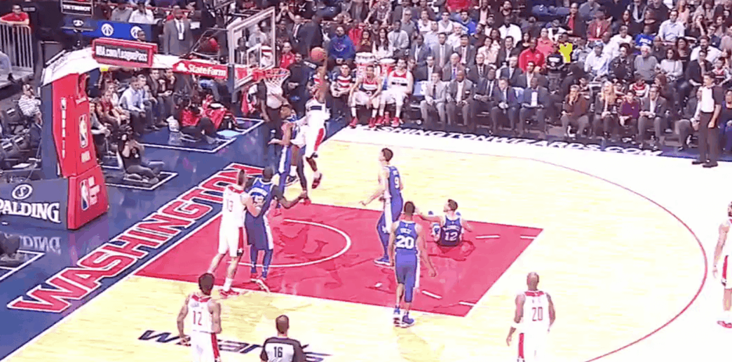 John Wall fait tomber TJ McConnell et claque le gros dunk