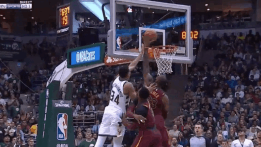 LeBron James bloque Giannis et envoie le trois points sur l’action suivante