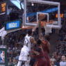LeBron James bloque Giannis et envoie le trois points sur l’action suivante