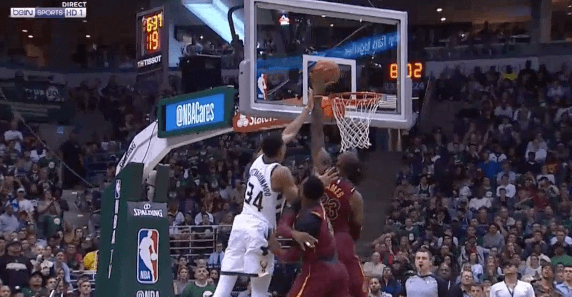 LeBron James bloque Giannis et envoie le trois points sur l’action suivante