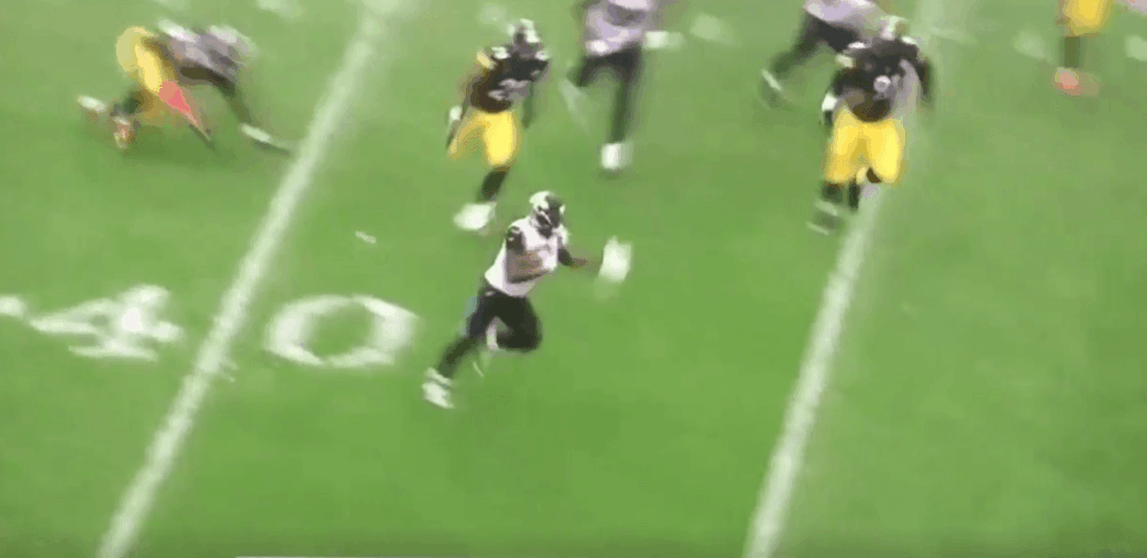 Leonard Fournette invite le défenseur à le plaquer…puis le charge