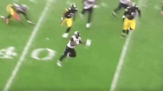 Leonard Fournette invite le défenseur à le plaquer…puis le charge