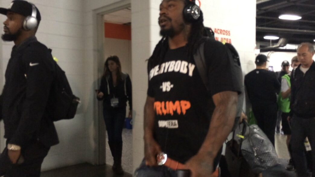 Marshawn Lynch arrive au stade avec un t-shirt anti-Trump