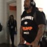 Marshawn Lynch arrive au stade avec un t-shirt anti-Trump