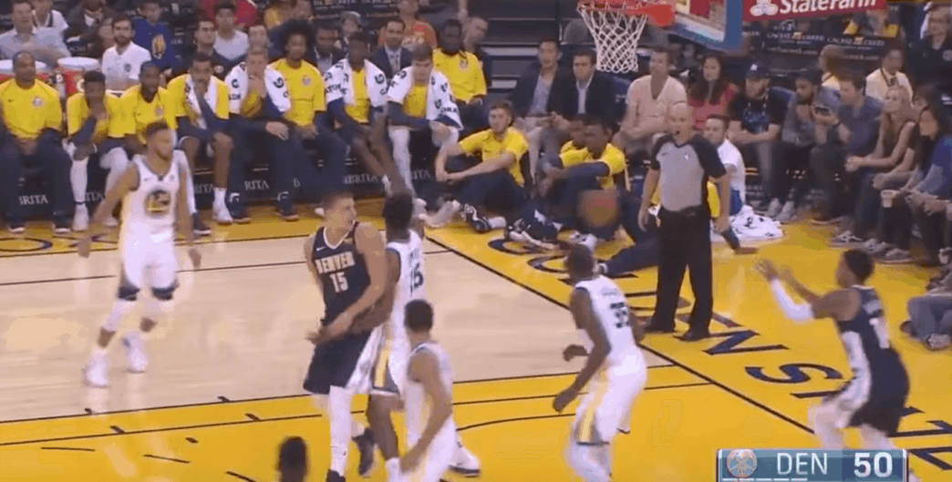 Nikola Jokic de retour avec une magnifique passe dans le dos