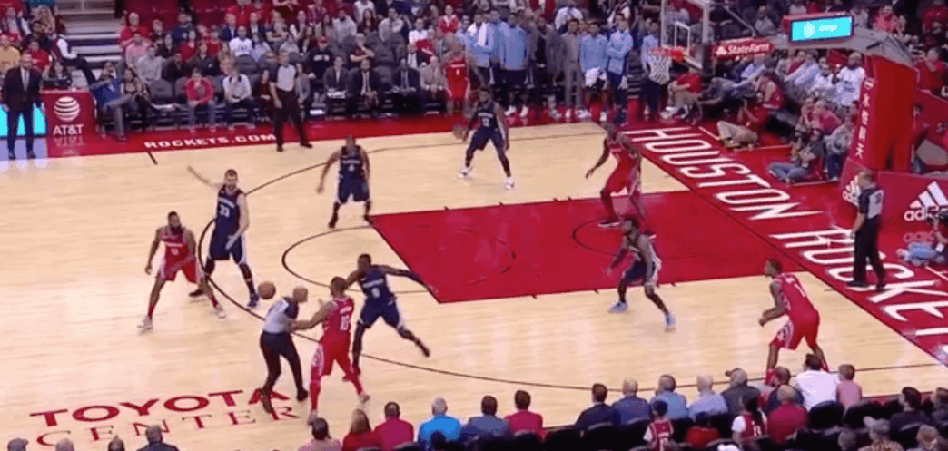 L’arbitre coupe une passe de Harden et fait perdre la balle aux Rockets, dans le money time