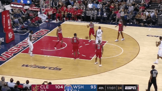 LeBron James et sa passe à l'aveugle, dans le dos, pour l’arbitre