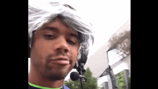 Russell Wilson se déguise en Pete Carroll pour Halloween