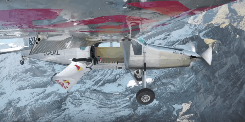 Les Soul Flyers entrent en wingsuit dans un avion en vol…en partant du haut d’une montagne