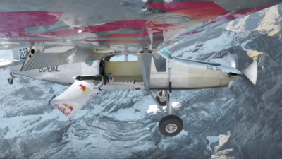 Les Soul Flyers entrent en wingsuit dans un avion en vol…en partant du haut d’une montagne