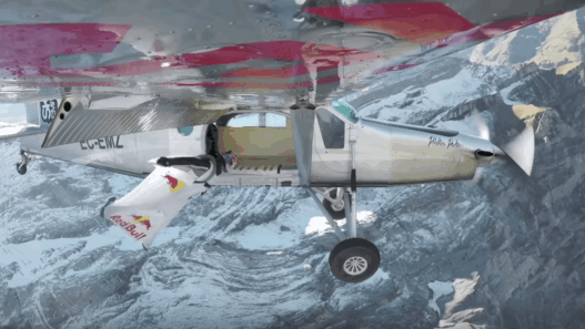 Les Soul Flyers entrent en wingsuit dans un avion en vol…en partant du haut d’une montagne