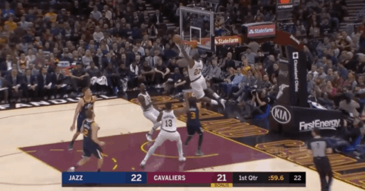 Utah Jazz LeBron James alley-oop main gauche