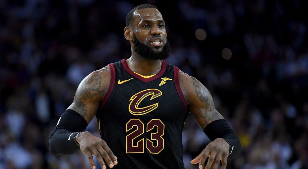 Juste avant de passer les 30 000 points en carrière LeBron se félicite