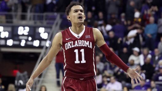 Trae Young envoie 44 points sur la tête de Baylor