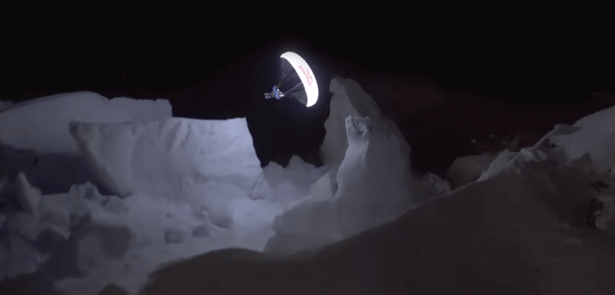 De nuit, Valentin Delluc descend en parapente et ski