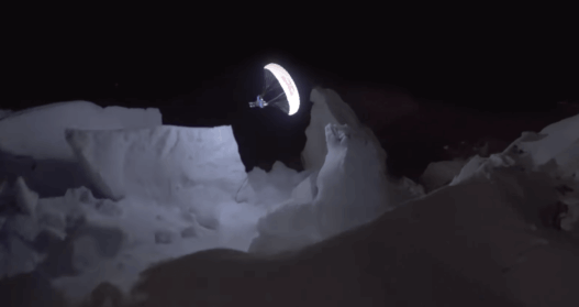 De nuit, Valentin Delluc descend en parapente et ski