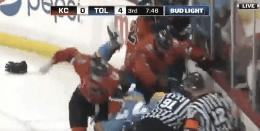 Baston générale en ECHL, même les gardiens s’y mettent