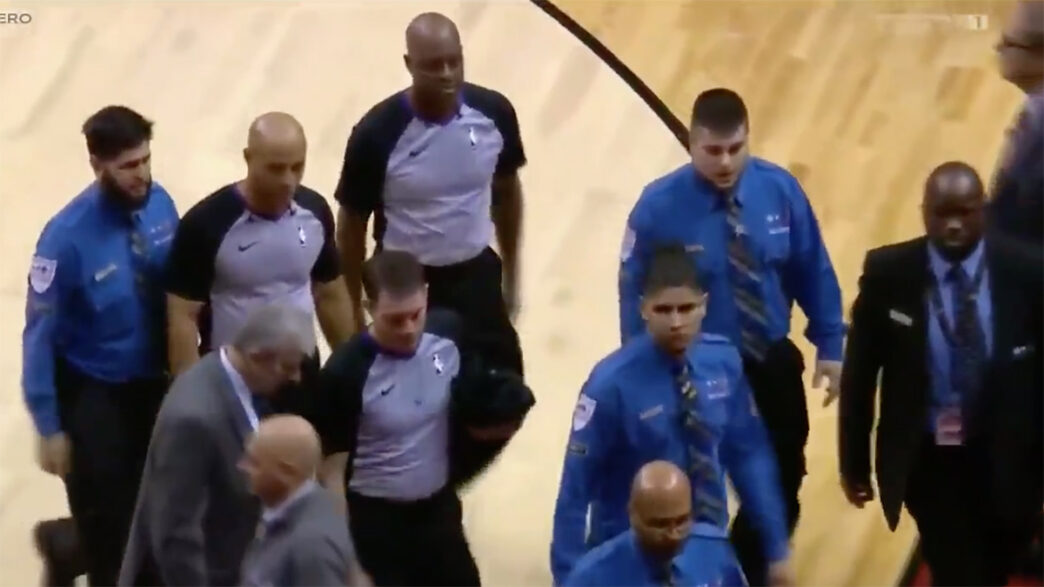 Casey, DeRozan et Ibaka expulsés, les arbitres escortés par la sécurité