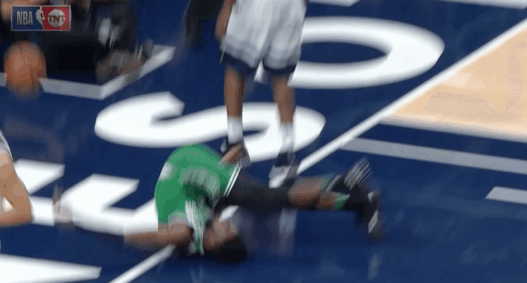 Grosse chute pour Jaylen Brown mis KO, évalué pour commotion