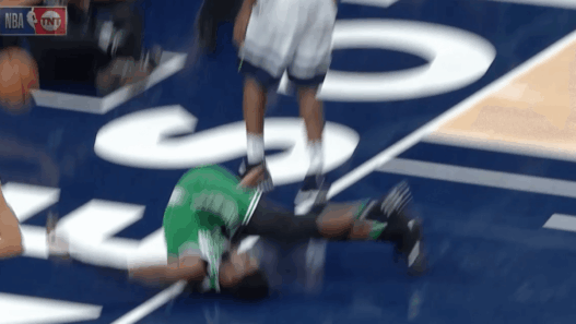 Grosse chute pour Jaylen Brown mis KO, évalué pour commotion