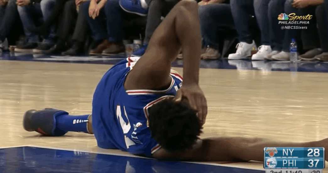Joel Embiid se blesse face aux Knicks, envoie une photo de l’hôpital