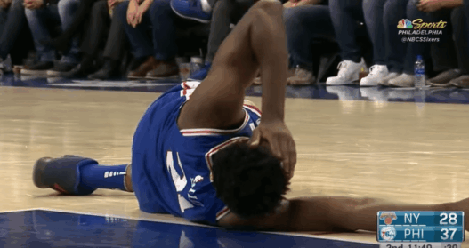 Joel Embiid se blesse face aux Knicks, envoie une photo de l’hôpital