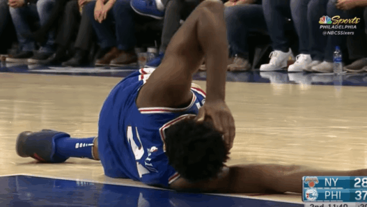Joel Embiid se blesse face aux Knicks, envoie une photo de l’hôpital