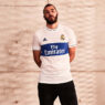 Karim Benzema présente le nouveau maillot rétro du Real Madrid