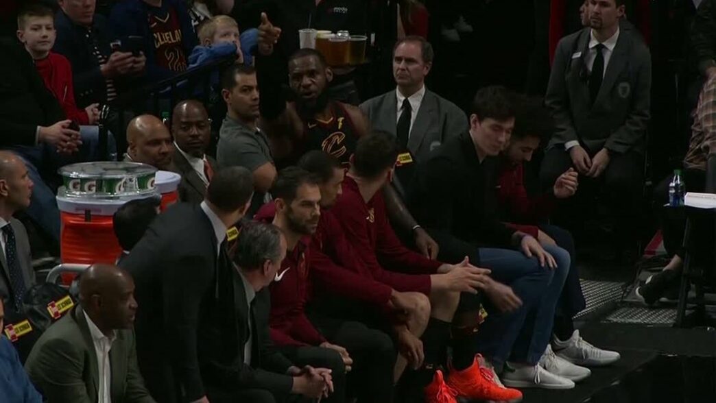 L’embrouille entre LeBron James et Tyronn Lue pendant le match