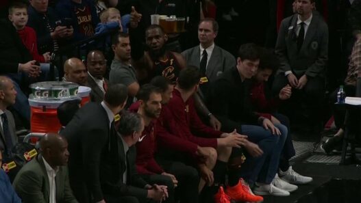 L’embrouille entre LeBron James et Tyronn Lue pendant le match