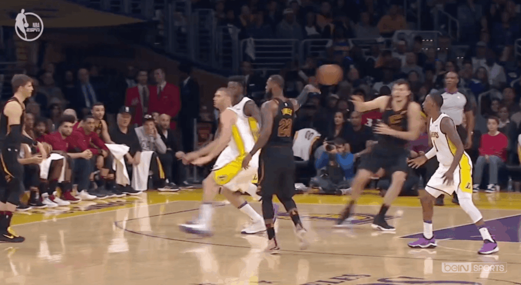 LeBron James passe Los Angeles