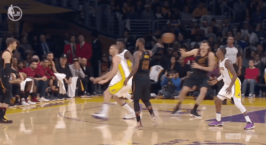 LeBron James passe Los Angeles