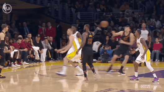 LeBron James passe Los Angeles