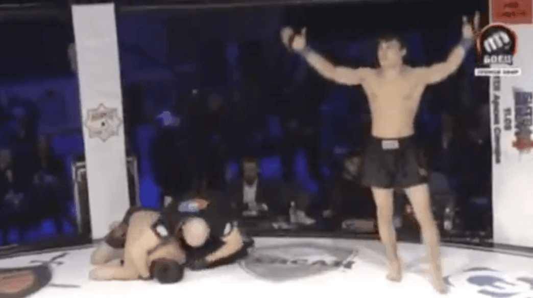 Mark Volkov claque le faceplant KO après 7 secondes